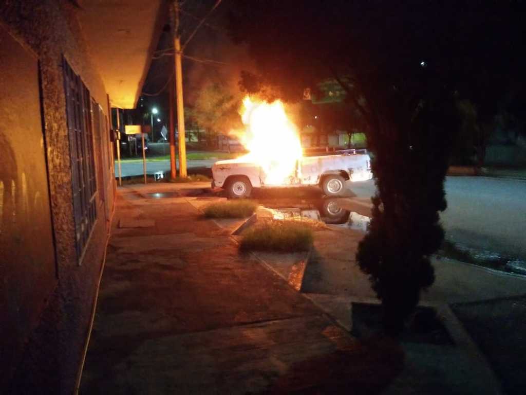 Agentes de la DSPM descubrieron a un hombre incendiando una camioneta en el bulevar Independencia de Torreón. (EL SIGLO DE TORREÓN)