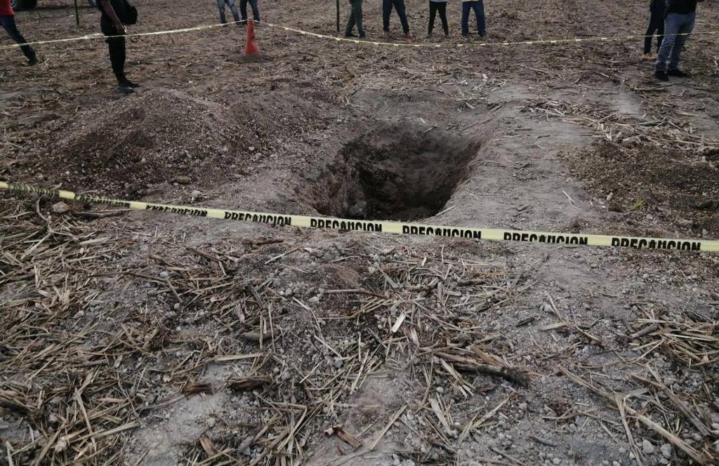 Los cuerpos hallados en la fosa clandestina de Hidalgo fueron trasladados al Semefo de la localidad.