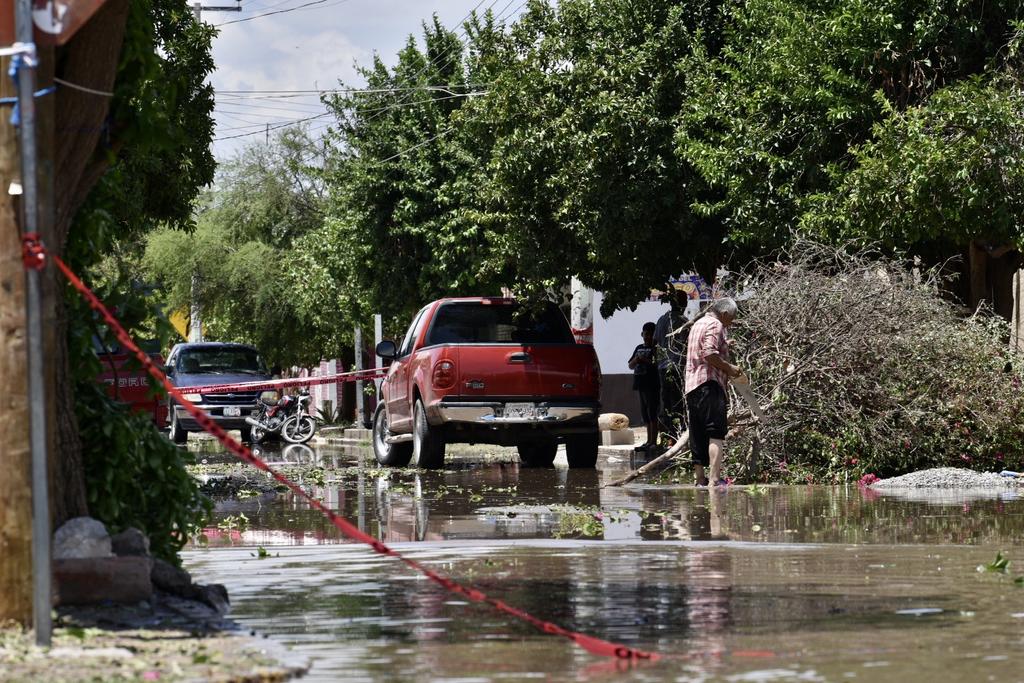 Inundaciones, árboles caídos, derrumbe de fincas, la suspensión de la energía eléctrica, fueron los estragos que la tromba causó en San Pedro.