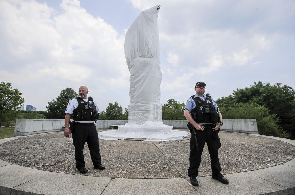 Dos estatuas de Cristóbal Colón fueron retiradas 'temporalmente' de dos parques de la ciudad de Chicago, después de la ola de protestas de las últimas semanas en EUA. (ARCHIVO) 