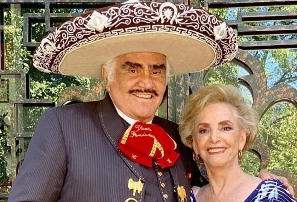 Vicente Fernández está de manteles largos, su esposa Cuquita cumple años, y el cantante no dejó pasar la especial fecha para expresar en redes sociales el amor que le tiene a su esposa. (INSTAGRAM) 