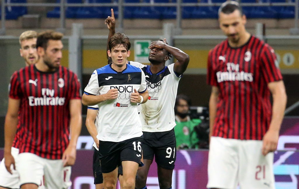 Atlanta igualó a un tanto con Milan y se puso a cinco puntos del líder Juventus, que tiene tres partidos por disputar. (EFE)