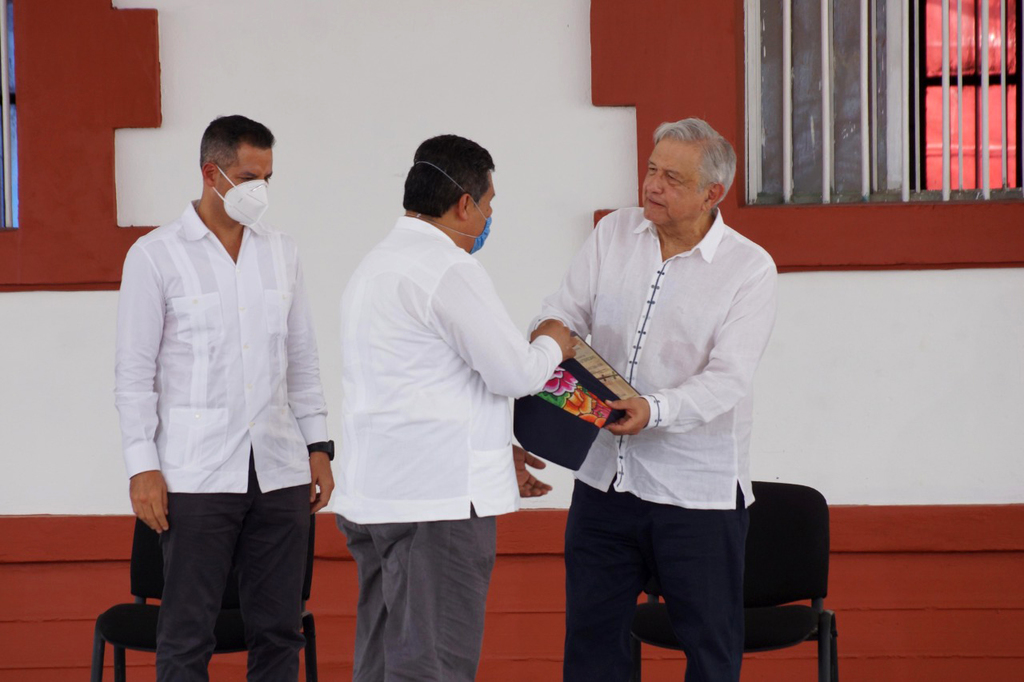 El presidente Andrés Manuel López Obrador al supervisar el proyecto del Tren Interoceánico en Ixtepec.