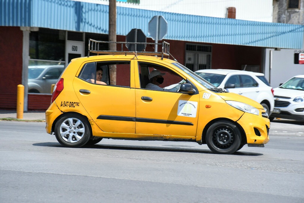 Llaman taxistas a que usuarios utilicen cubrebocas al tomar sus unidades en la Comarca Lagnera, esto ante el riesgo de contagio.