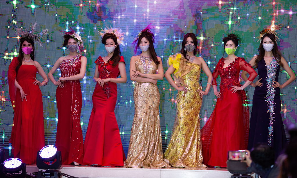 DESFILE. Modelos surcoreanas portaron sus cubrebocas al último grito de la moda. (CORTESÍA / EFE)