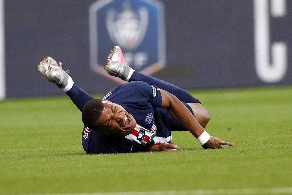 Mbappé salió cojeando del campo durante el primer tiempo de la final de la Copa de Francia el viernes, en la que PSG venció a Saint-Étienne 1-0. (ARCHIVO)