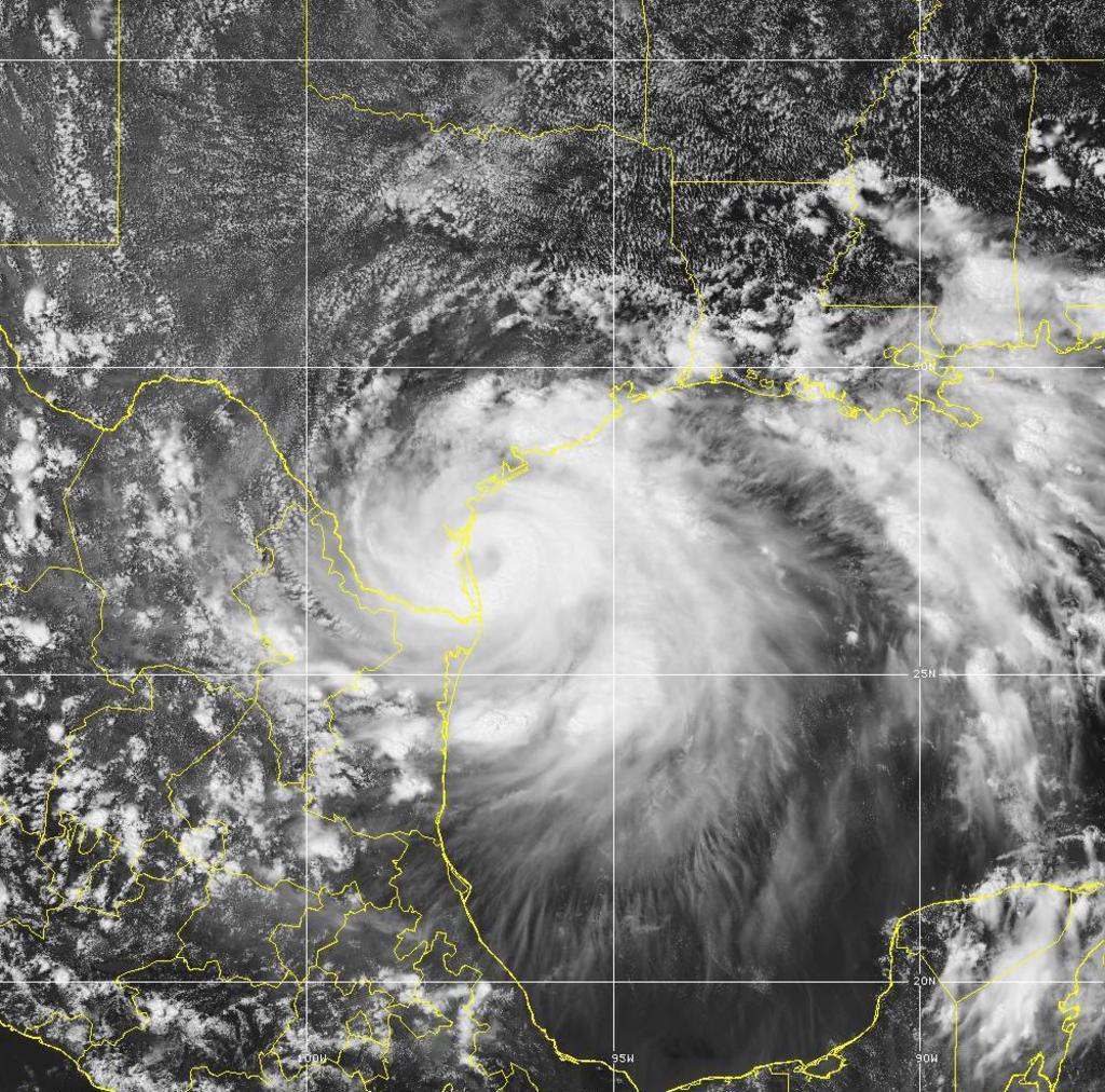 Hanna, el primer huracán de la temporada atlántica, tocó tierra este sábado en Padre Island, en la costa de Texas (Estados Unidos), con vientos máximos sostenidos de 90 millas por hora (145 kilómetros), informó el Centro Nacional de Huracanes (NHC, en inglés). (TWITTER)