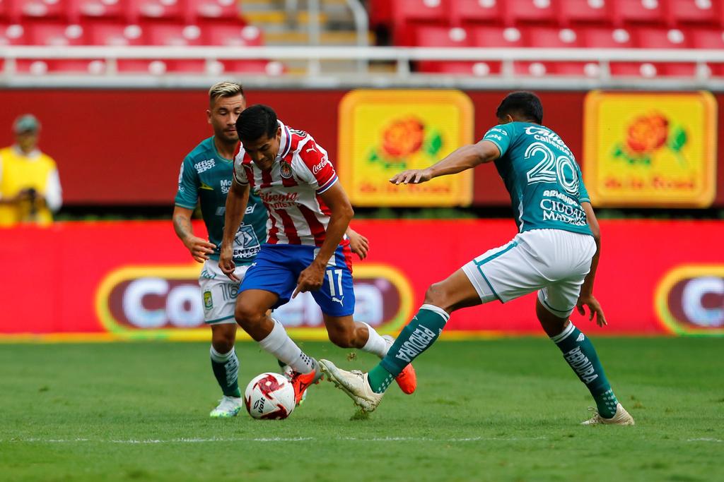 Diezmado por la ausencia de tres jugadores y su entrenador, quienes dieron positivo en pruebas de coronavirus, Chivas debutó en el torneo Apertura mexicano el sábado, con un empate 0-0 ante León en la primera fecha. (EFE)