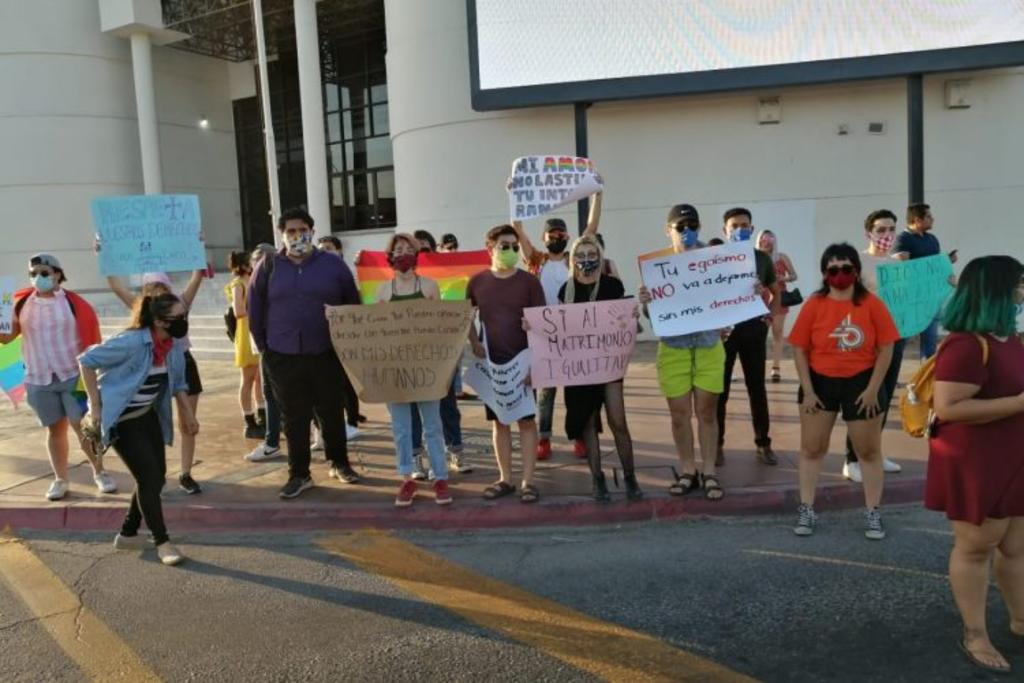 Cientos de integrantes de la comunidad LGBT se manifestaron este sábado a favor del matrimonio igualitario en el estado mexicano de Baja California después de que el congreso estatal rechazara una iniciativa de ley para aprobarlo. (ESPECIAL)