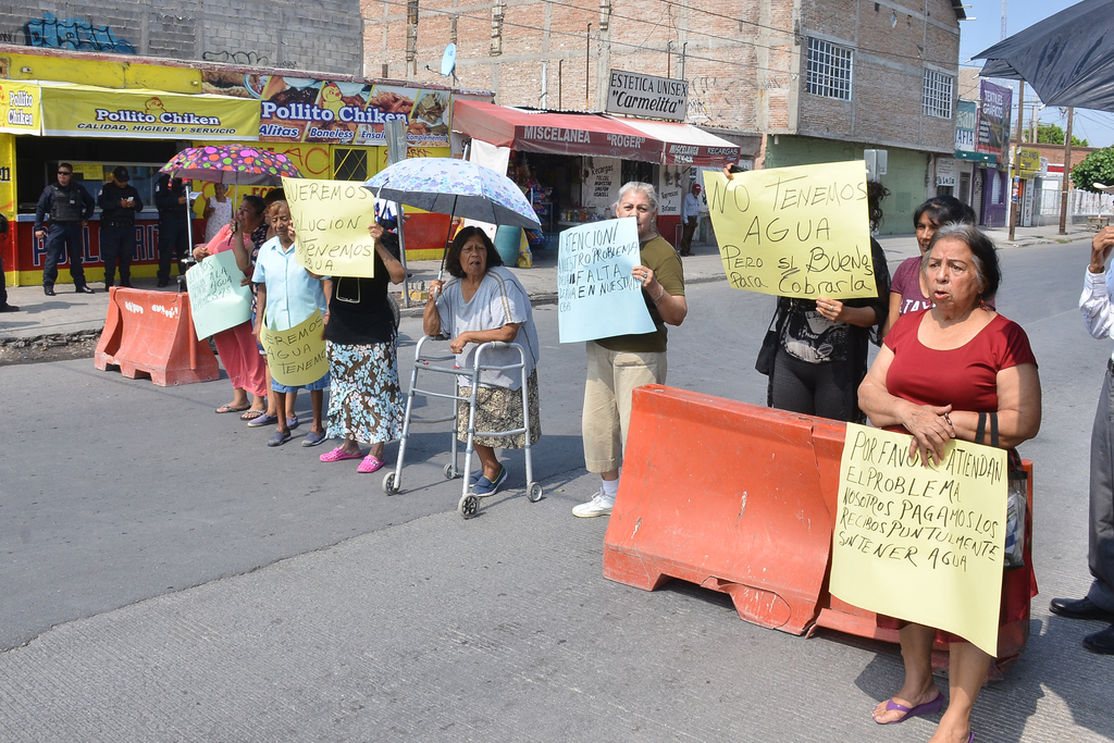 A inicios del mes de junio, un reducido grupo grupo de vecinos de la colonia Nueva Aurora bloqueó un tramo del bulevar Revolución para exigir al Simas una respuesta inmediata a la falta de agua. (FERNANDO COMPEÁN)
