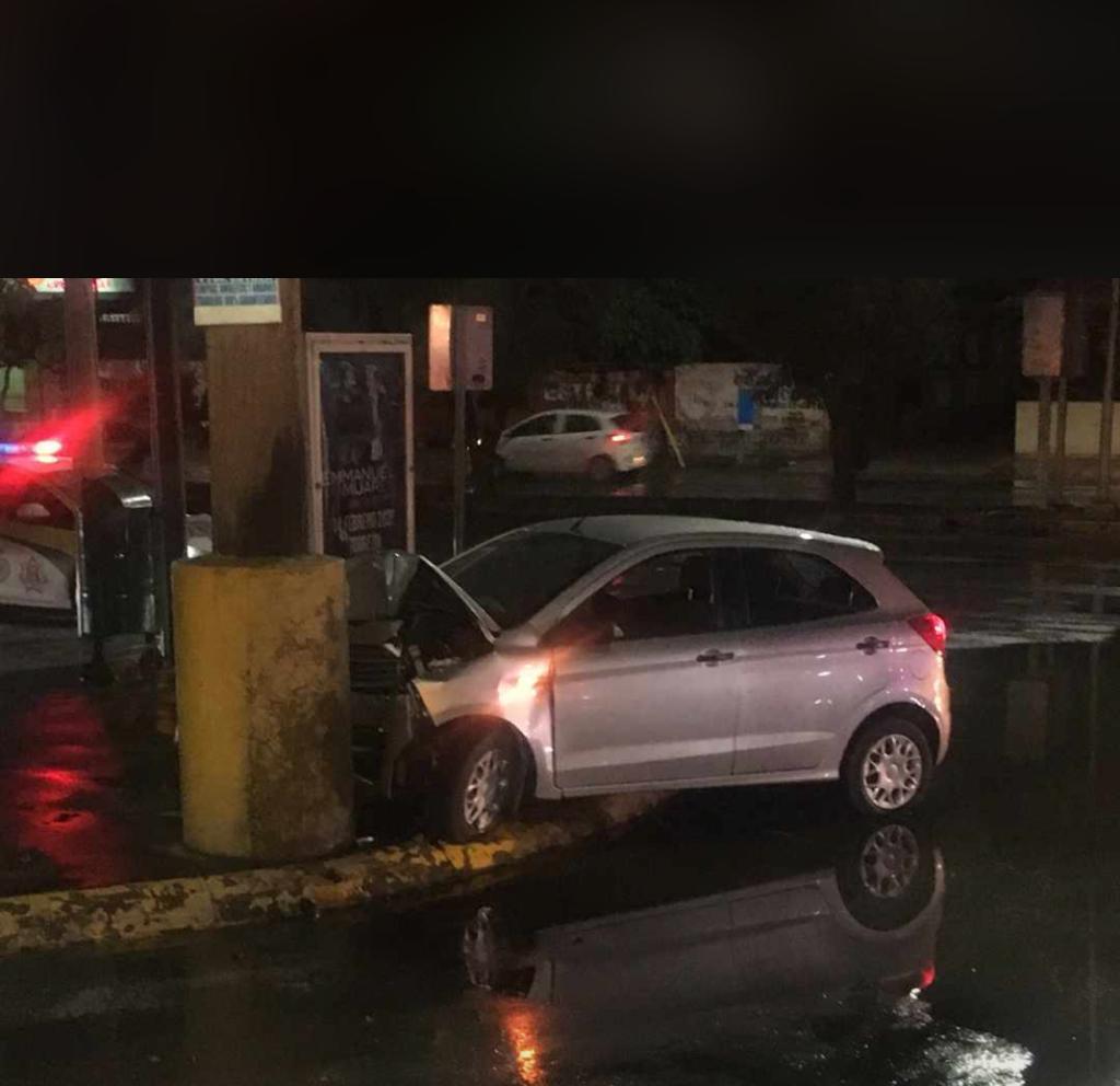 El automóvil fue abandonado por su conductor en el cruce de bulevar Independencia y calzada Abastos. (EL SIGLO DE TORREÓN)