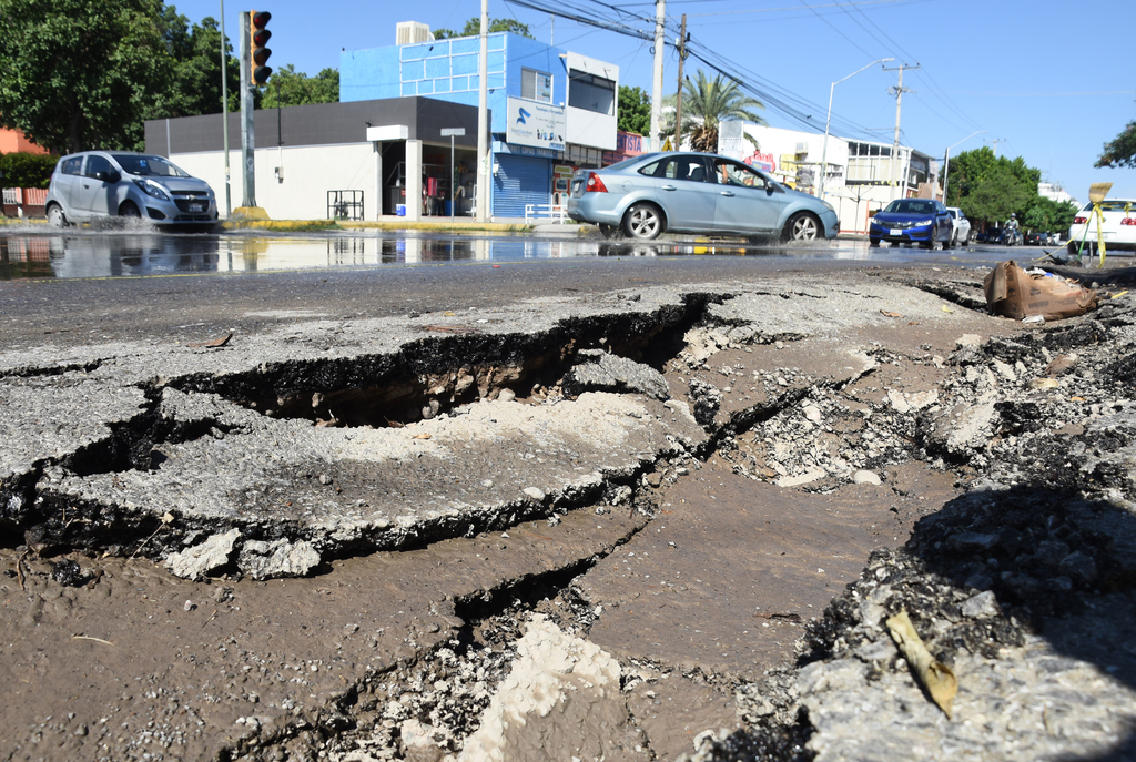 Se extienden los daños en la calzada Pavorreal de Torreón, un tramo de pavimento colapsó desde hace varios días. (JESÚS GALINDO)