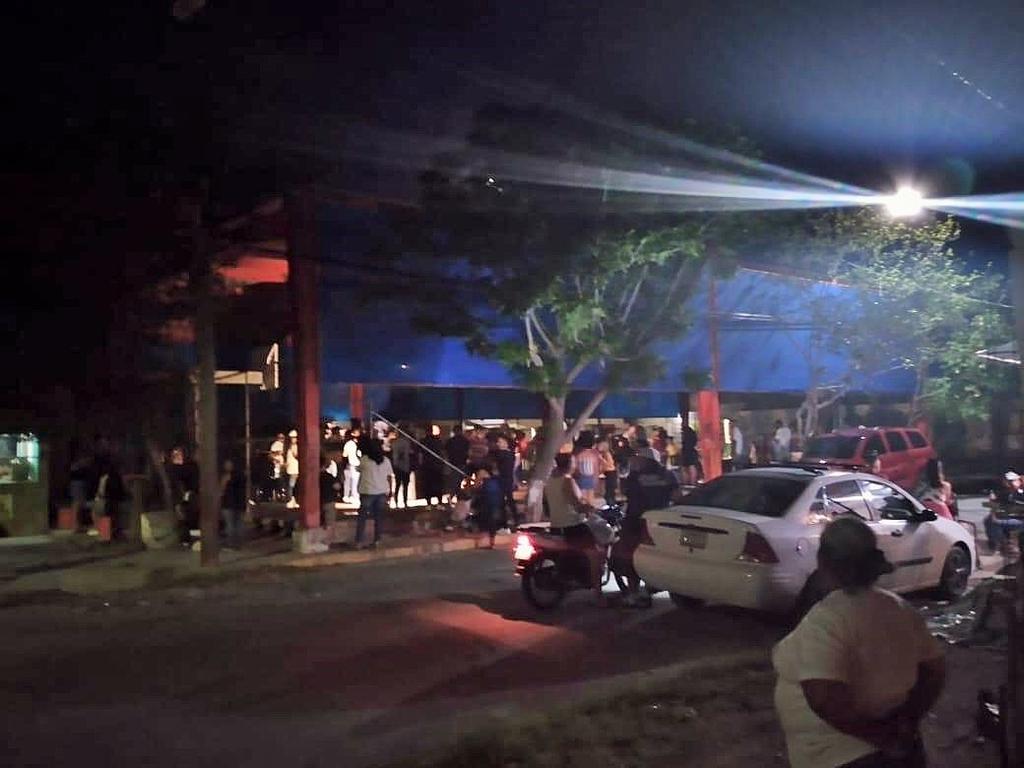 Se dispersó un baile masivo alrededor de las 23:00 horas en la colonia Elsa Hernández de Torreón, que se realizó en una cancha deportiva y al que asistieron más de 100 personas. (CORTESÍA)