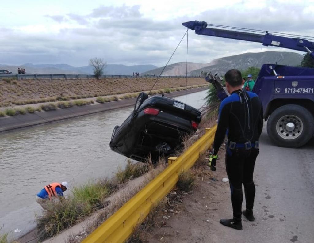 Un vehículo donde viajaba una pareja de jóvenes cayó al canal Sacramento en ciudad Lerdo, los ocupantes lograron salir del agua prácticamente ilesos. (EL SIGLO DE TORREÓN)