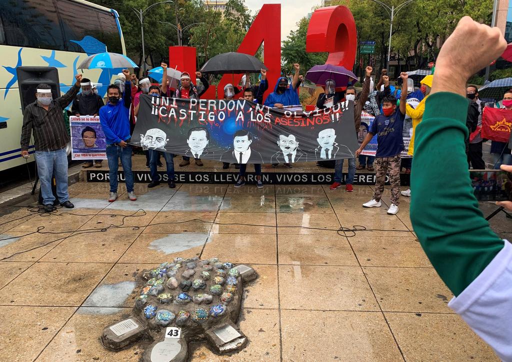 Los padres de los 43 estudiantes de la escuela normal de Ayotzinapa demandaron este domingo a las autoridades mexicanas acelerar la investigación y ejecutar las detenciones de los presuntos responsables de la desaparición de sus hijos en junio del 2014. (EFE)
