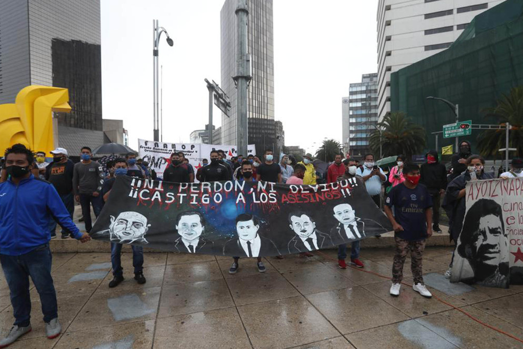 Padres, amigos, familiares y normalistas de los 43 estudiantes desaparecidos de Ayotzinapa hacen un mitin en el antimonumento, ubicado en el cruce de Paseo de la Reforma y Bucareli.