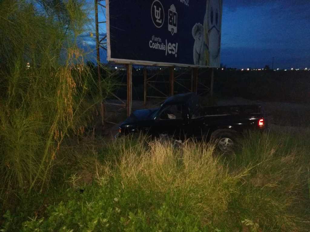 La camioneta fue localizada abandonada en un terreno baldío ubicado a un costado de la carretera Torreón-San Pedro. (EL SIGLO DE TORREÓN)