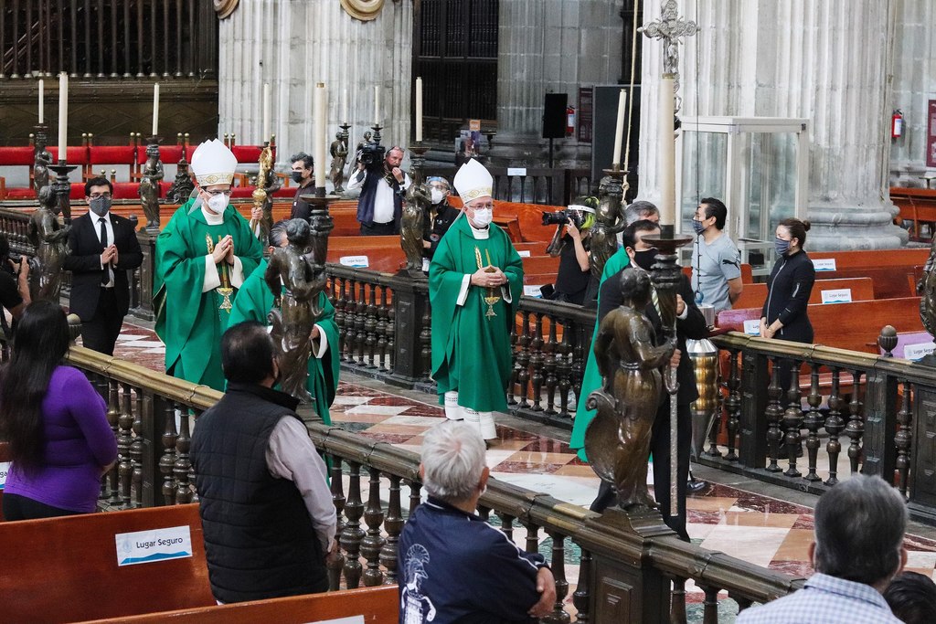Feligreses católicos acuden este domingo a una misa en la Catedral Metropolitana de la Ciudad de México.