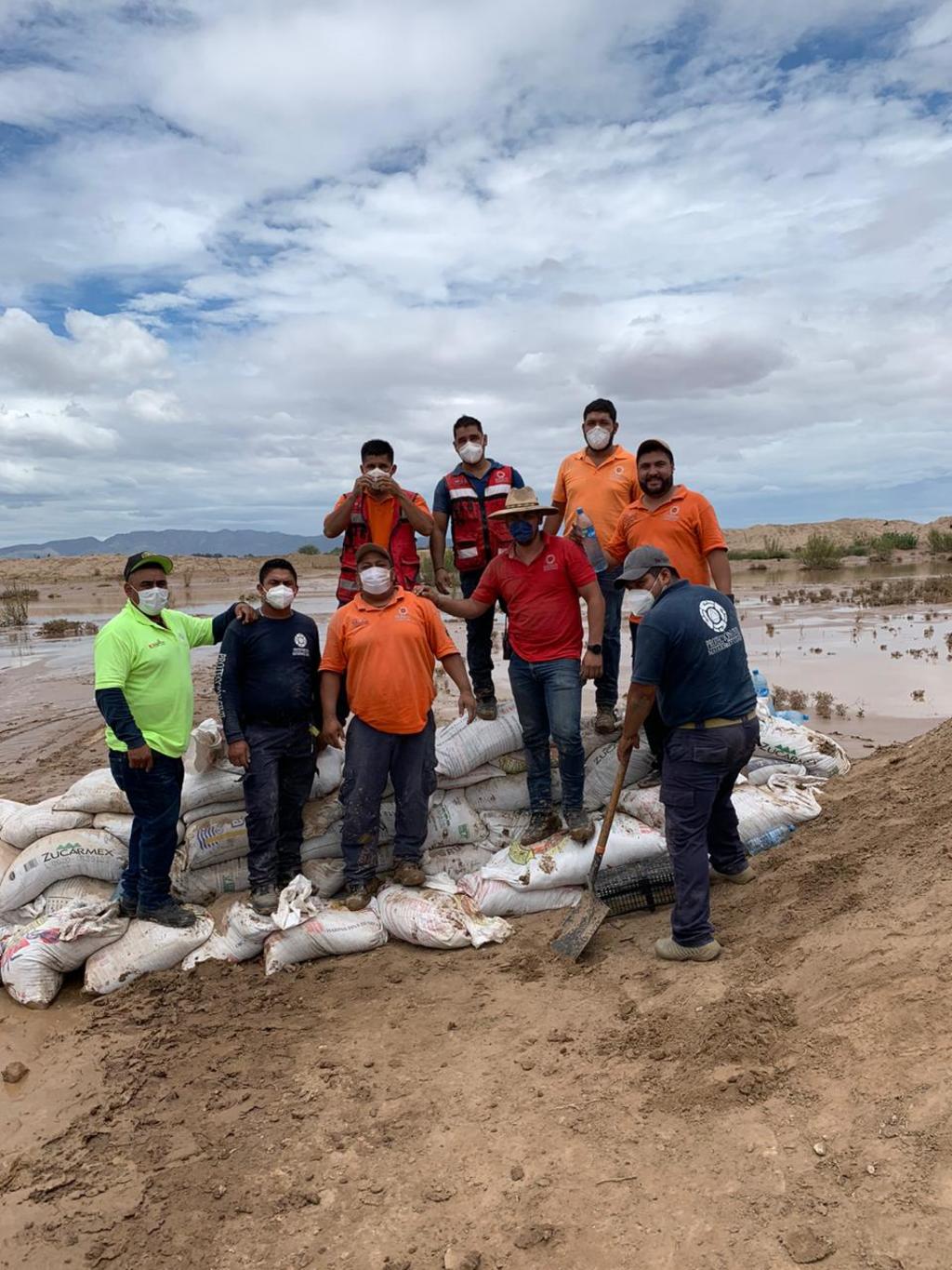 Empleados municipales de Matamoros acudieron al margen del río Aguanaval para reforzar bordos en puntos críticos. (EL SIGLO DE TORREÓN) 