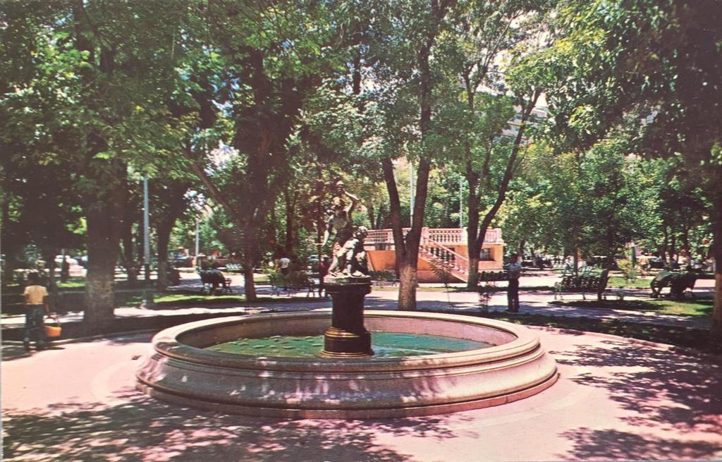Una de las cuatro fuentes con estatuas que regaló la colonia alemana radicada en Torreón en 1907. Fueron retiradas de la Plaza de Armas en la década de los ochenta del siglo XX.
