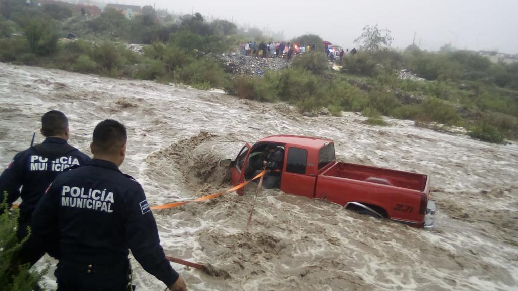 Deslaves en diferentes vialidades, accidentes automovilísticos, inundaciones de casas, e incluso personas desaparecidas, fue el saldo registrado en la Región Sur por las lluvias generadas tras la entrada del Huracán “Hanna” a Coahuila. (EL SIGLO COAHUILA))
