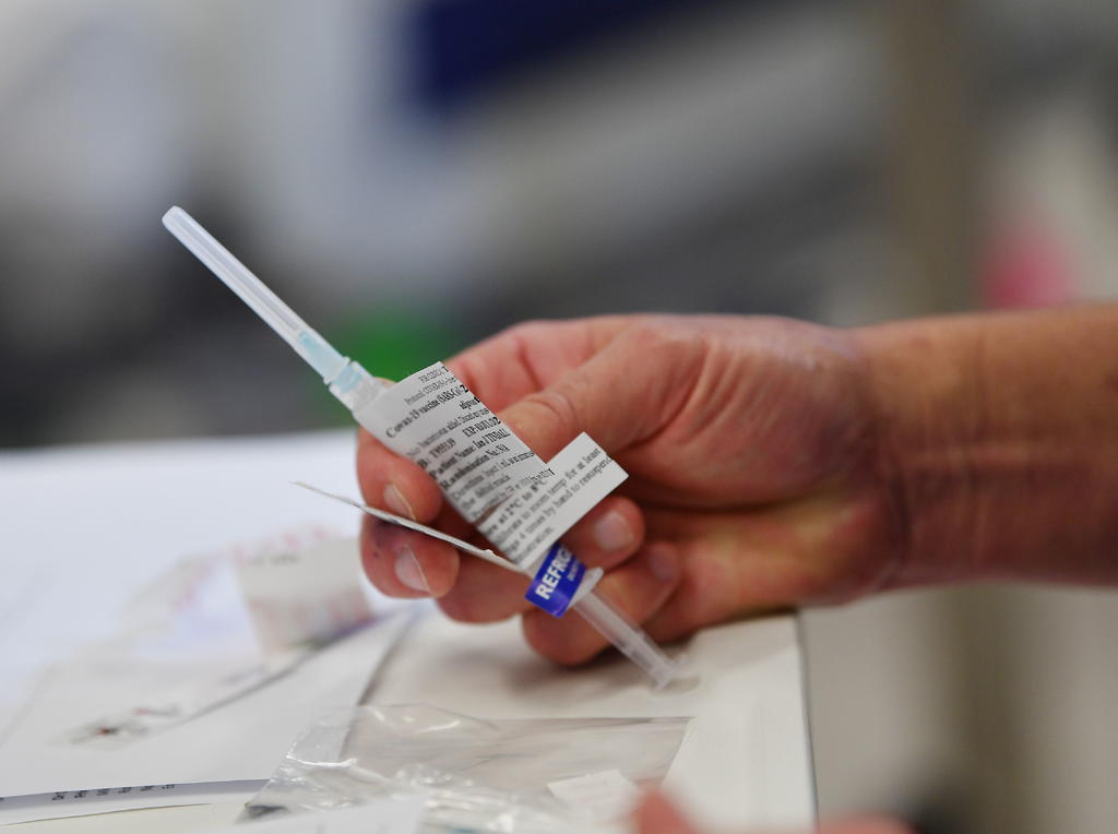 El más ambicioso proyecto para hallar una vacuna contra el coronavirus comenzó el lunes con la presencia de 30,000 voluntarios dispuestos a recibir la dosis elaborada por laboratorios del gobierno estadounidense. (ARCHIVO) 
