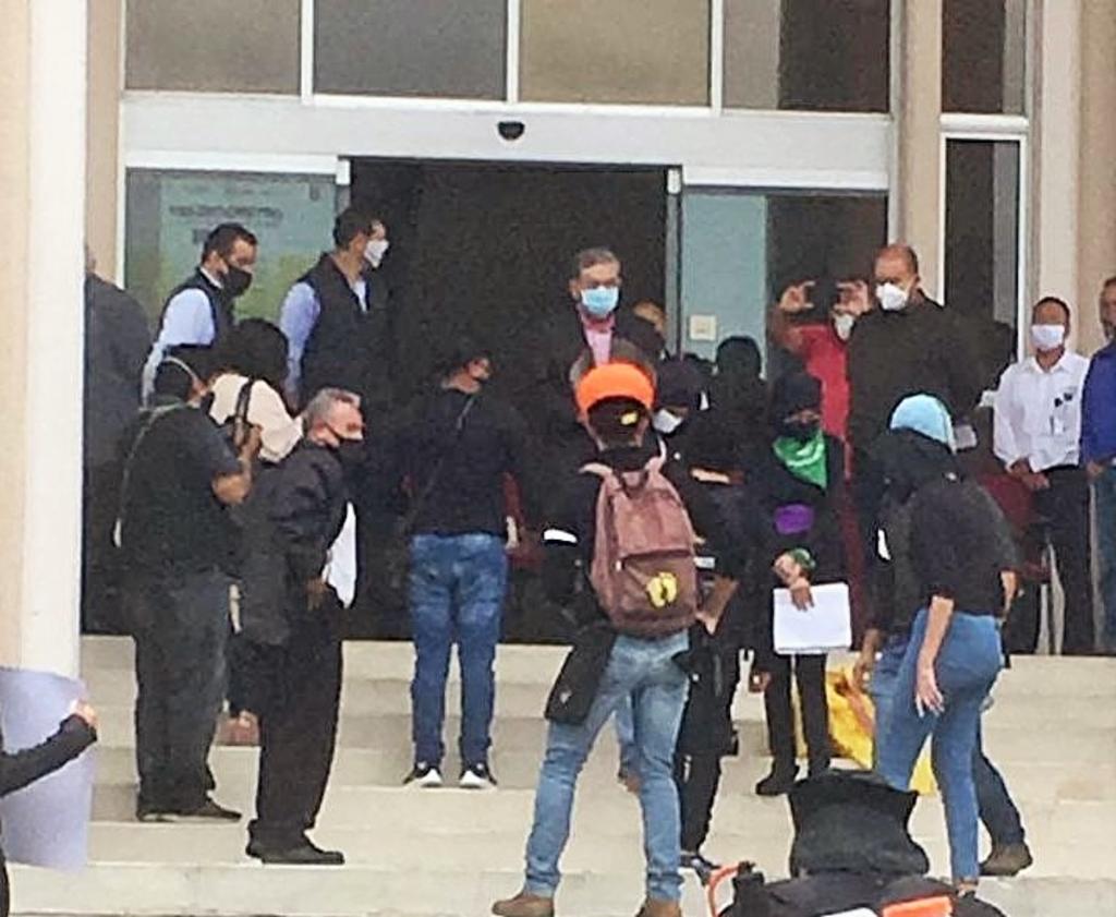 Un grupo de estudiantes realizó una manifestación en contra del cobro de la cuota de inscripción en la Universidad Autónoma de Coahuila. (EL SIGLO DE TORREÓN)