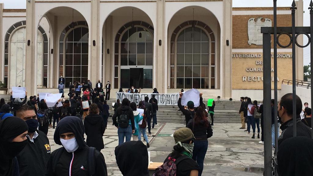 Decenas de estudiantes se vistieron de negro y marcharon de la escuela secundaria Margarita Maza de Juárez hacia la rectoría de la UAdeC. (EL SIGLO DE TORREÓN)