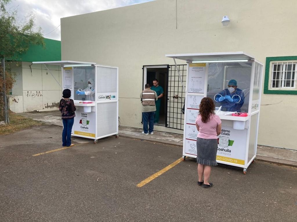 Este lunes el Laboratorio de Biología Molecular de la Región Norte de Coahuila, comenzó a tomar las muestras en el exterior del inmueble con el uso de cabinas especiales para ello. (EL SIGLO COAHUILA)