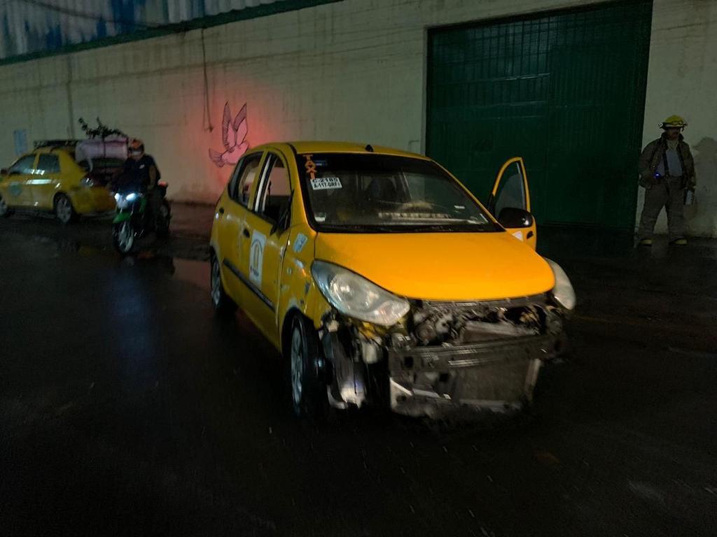 Un taxista se impactó contra un camellón en el desnivel de Plaza Jumbo, por el accidente el hombre que viajaba como pasajero resultó lesionado. (EL SIGLO DE TORREÓN)