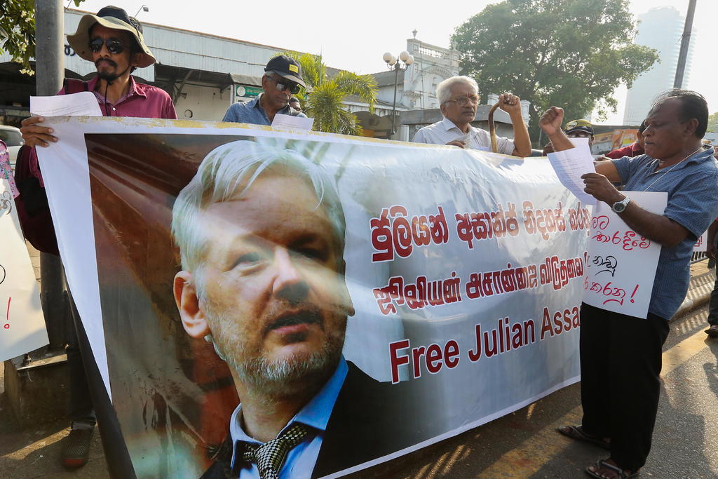 En la imagen se encuentran algunos manifestantes a favor del activista creador de WikiLeaks, Julian Assange. (ARCHIVO) 