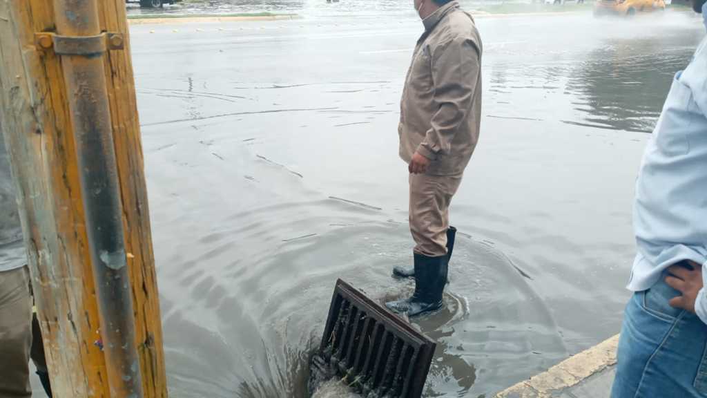 Se mantienen vigilancia y monitoreo permanente por parte del Simas en los sectores donde se registraron inundaciones en Torreón. (EL SIGLO DE TORREÓN)