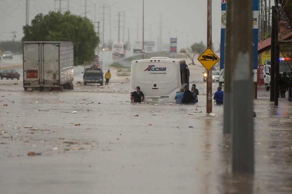Severas inundaciones ocasionadas por las fuertes lluvias afectaron a gran parte de la ciudad de Saltillo.