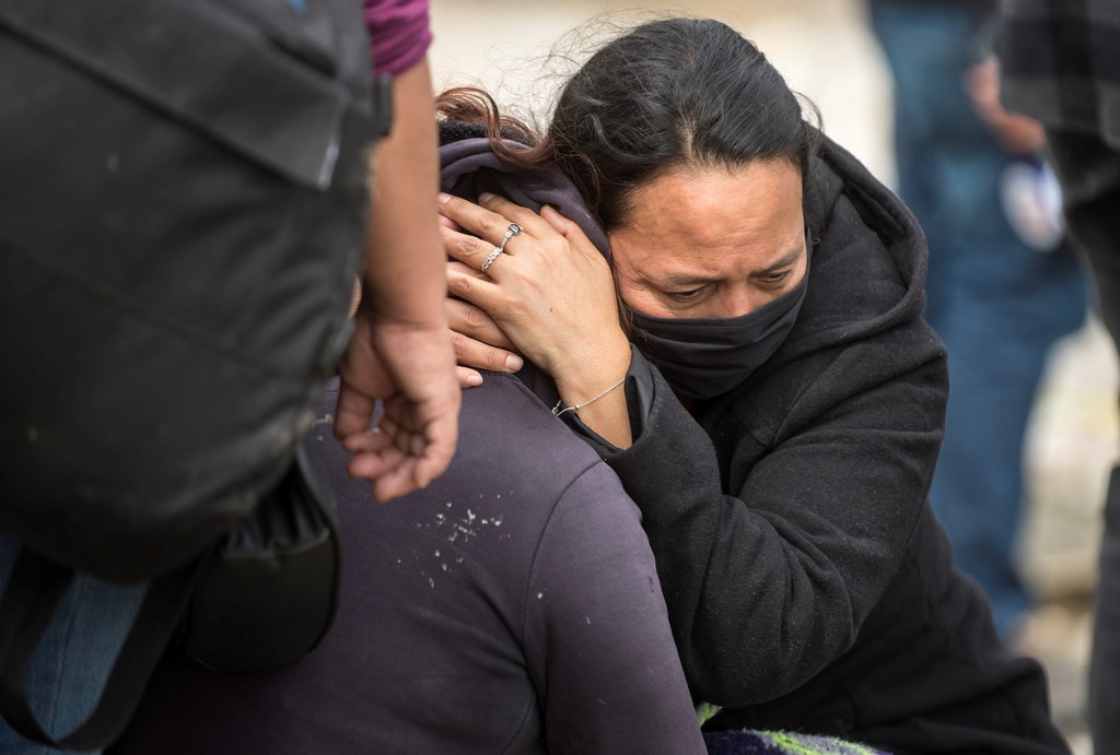 Familiares esperan el levantamiento de un cuerpo por parte de peritos del Servicio Médico Forense.