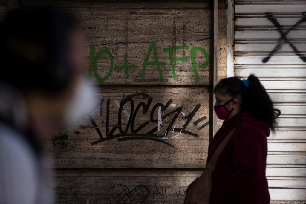 Alrededor de 1.3 millones de personas salieron hoy de la cuarentena en la zona metropolitana de Santiago de Chile y en la vecina región costera de Valparaíso ante el descenso en el número de contagios y fallecimientos por COVID-19. (ARCHIVO) 