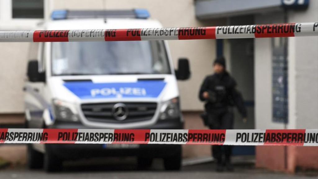 Las autoridades alemanas arrestaron el martes a una mujer acusada de viajar a Siria con sus cuatro hijos pequeños para incorporarse al grupo extremista Estado Islámico, y también a su cuñado que está acusado de ayudarla. (ARCHIVO)