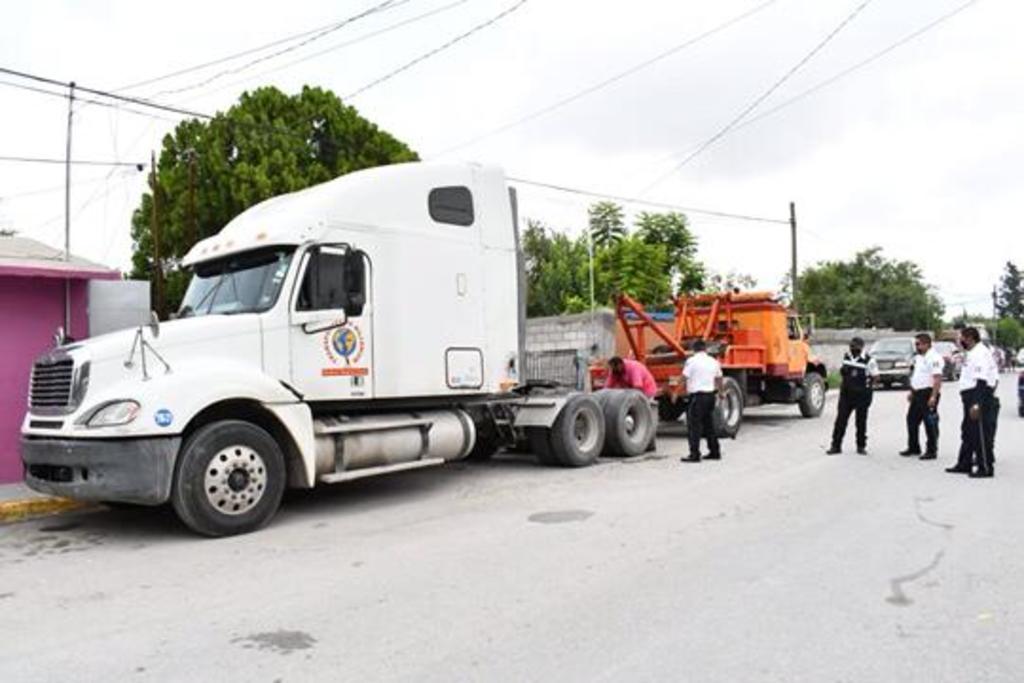 En Monclova existe una ordenanza municipal que prohíbe que camiones de carga circulen o sean estacionados en sectores de acertamientos humanos, colonias o fraccionamientos. (EL SIGLO COAHUILA)