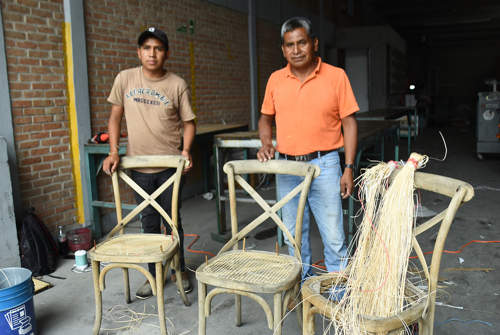 OFICIO. Isaac Juárez aprendió a tejer bejuco y otros materiales gracias a su abuelo.  (EL SIGLO DE TORREÓN / Jesús Galindo)
