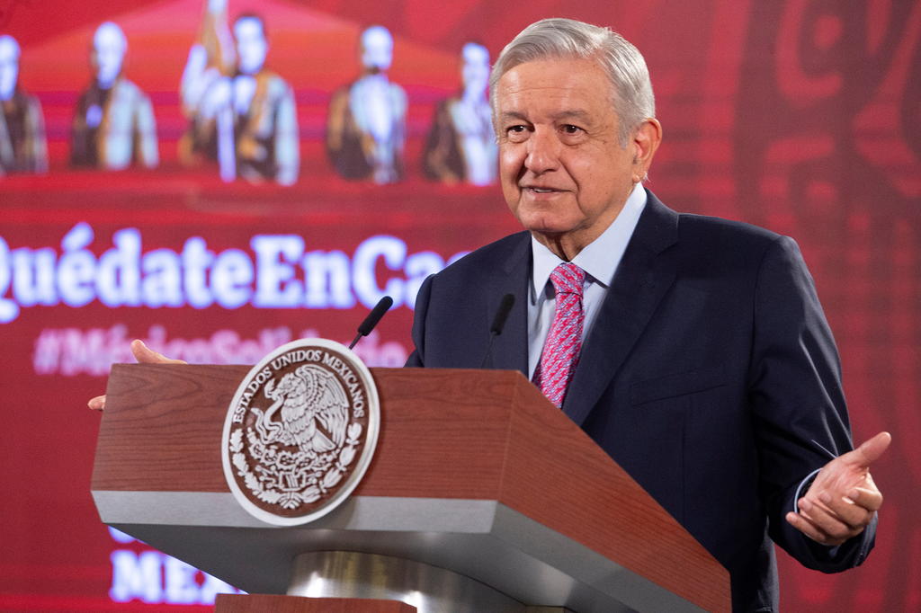 El presidente López Obrador recordó que vienen elecciones intermedias en 2021 y si gana la revocación de mandato en 2022, entonces, si se necesita, se presentaría una reforma constitucional para dejar amarrados los cambios.
(EL UNIVERSAL)
