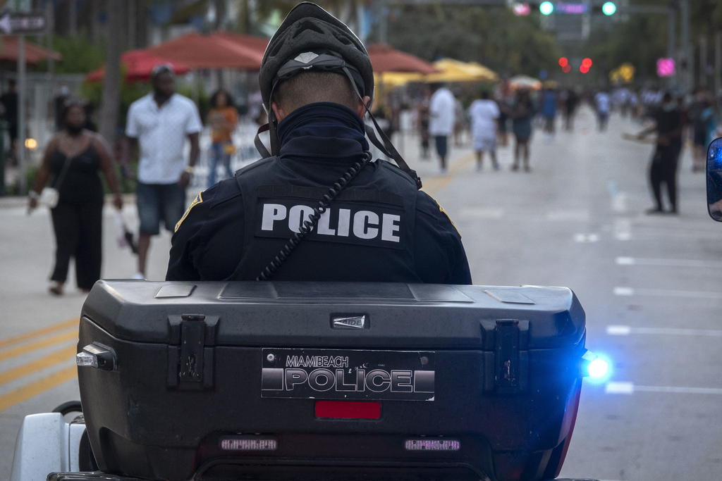 Un hombre fue detenido y acusado de varios cargos por disparar cuatro veces un arma de fuego en la recepción de un hotel de Miami Beach con el fin de exigir que otras personas guardasen la distancia social exigida por la COVID-19. (ARCHIVO) 