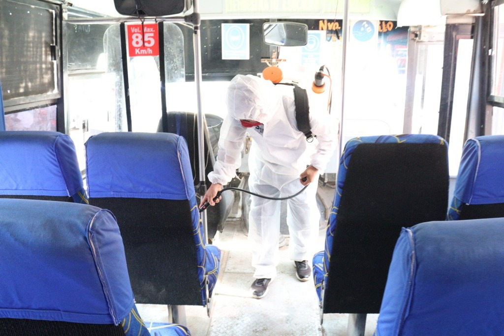 Una vez que descienden los pasajeros de los autobuses suburbanos se brinda una sanitización. (EL SIGLO DE TORREÓN) 
