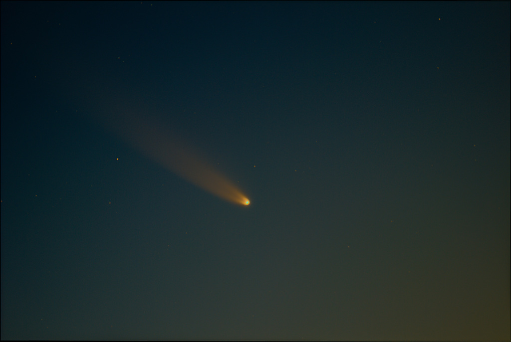 INVITADO. El cometa C/2020F3 Neowise a su paso por la localidad de Roma Texas, Durango.  (CORTESÍA / Grupo Astronómico Gómez Palacio)