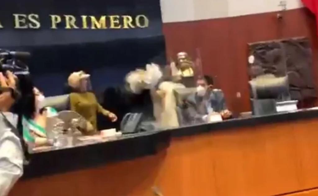 Entre gritos, la senadora de Morena, Antares Vázquez, le arrebató el cartel, mientras que Mónica Fernández pedía orden para poder iniciar la sesión, a la vez que rogó a la panista desocupar el lugar del Pleno.
(ESPECIAL)