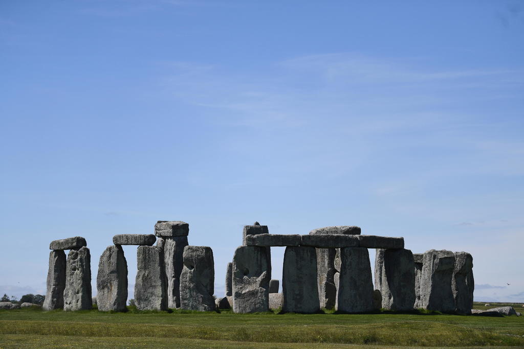 El origen de las piedras del monumento megalítico de Stonehenge (Inglaterra) ha sido una cuestión debatida durante siglos, pero un nuevo estudio indica que la mayoría de las de mayor tamaño parecen compartir un origen común que estaría situado a 25 kilómetros, en West Woods, en el condado de Wiltshire. (ARCHIVO) 
