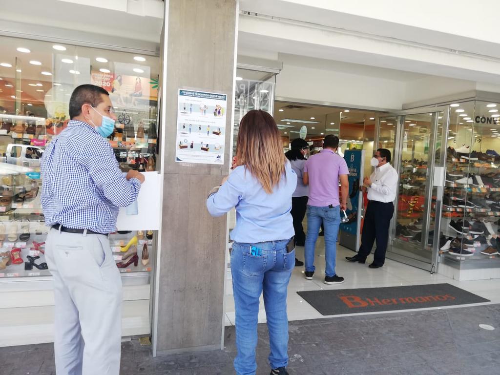 El recorrido informativo inició a las 11 de la mañana de este jueves en la esquina de Calle Falcón y avenida Hidalgo en el primer cuadro de Torreón, rumbo al sector poniente.
(EL SIGLO DE TORREÓN)