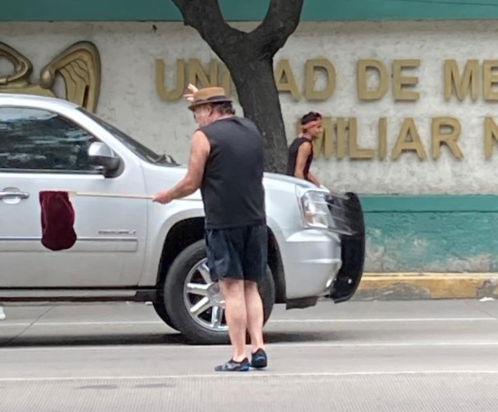 Hace unos días a través del portal de Tvnotas se compartieron unas fotografías del reconocido actor Jesús Ochoa pidiendo dinero en un crucero. (INTERNET) 