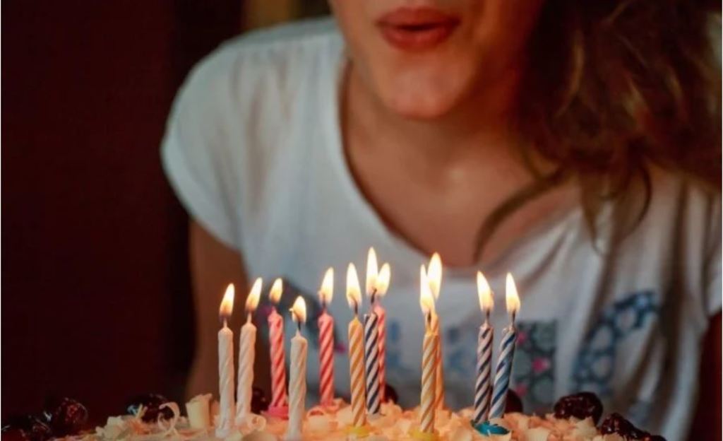 Los pasteles de cumpleaños que fueron soplados tienen hasta 14 veces más bacterias en su superficie en comparación con los que no tuvieron velas para soplar. (ESPECIAL)