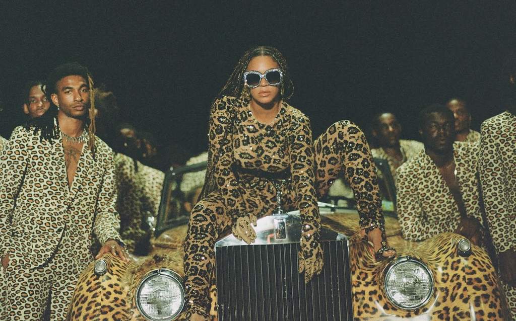 Beyoncé presentó este viernes en la plataforma Disney+ Black is King, un 'álbum visual' inspirado en la historia de The Lion King, y las primeras críticas de la prensa han aplaudido este nuevo lanzamiento de la estrella del pop. (ESPECIAL) 
