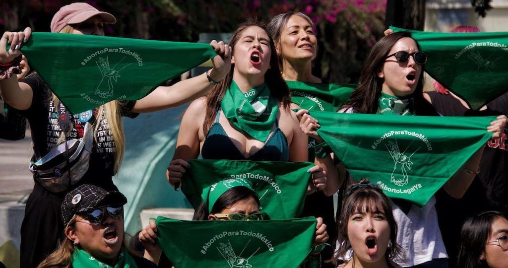 Varias decenas de mujeres marcharon este viernes por el centro de Ciudad de México para reclamar avances en la despenalización del aborto en varios estados del país como respuesta al fallo de la Suprema Corte que esta semana tumbó un proyecto a favor de la interrupción legal del embarazo. (CORTESÍA)