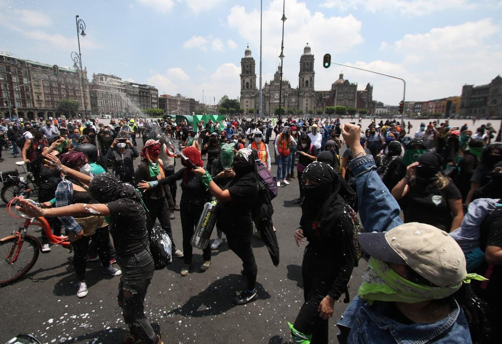 Fue hasta su entrada al Zócalo cuando se les quitó el resguardo policial, lo que permitió que corrieran a la calle 20 de Noviembre.